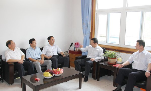 六安市領導在教師節慰問皖西學院教師