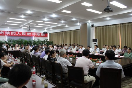 校領(lǐng)導(dǎo)與教師代表座談  共慶第28個教師節(jié)