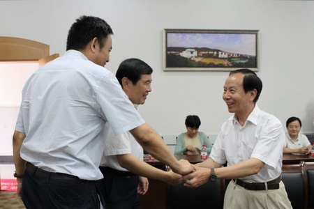 校領(lǐng)導(dǎo)與教師代表座談  共慶第28個教師節(jié)