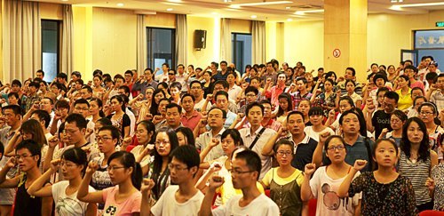 學(xué)校慶祝第28個教師節(jié)暨師德承諾活動大會召開