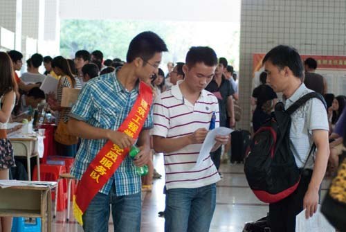 建筑工程學院求是社組織黨員迎新服務隊