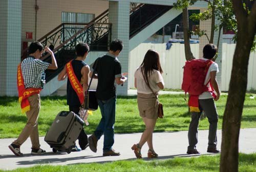 建筑工程學院求是社組織黨員迎新服務隊