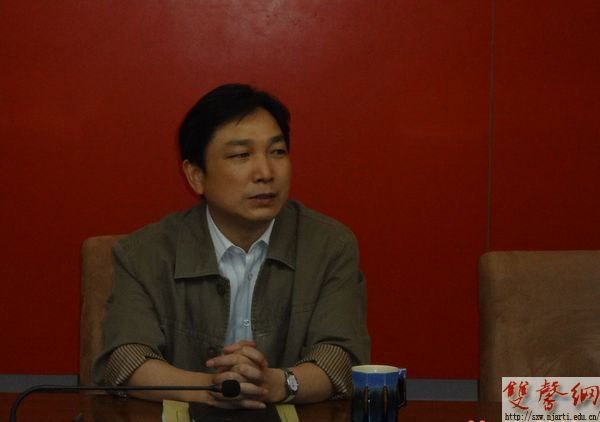 張策華主持召開會議 研究部署新學(xué)期后勤、安保等工作