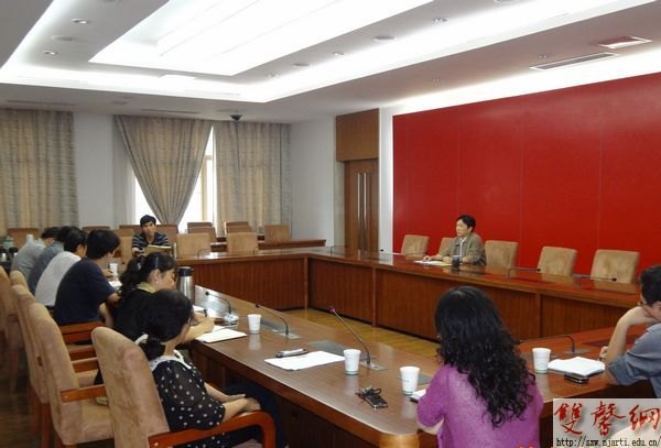 張策華主持召開會議 研究部署新學(xué)期后勤、安保等工作