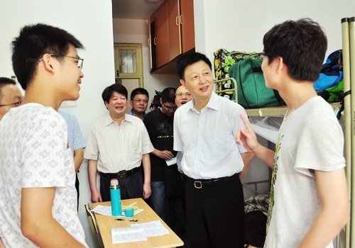 吳蔚榮市長來校調研慰問教職工