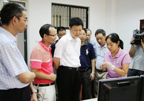 吳蔚榮市長來校調研慰問教職工