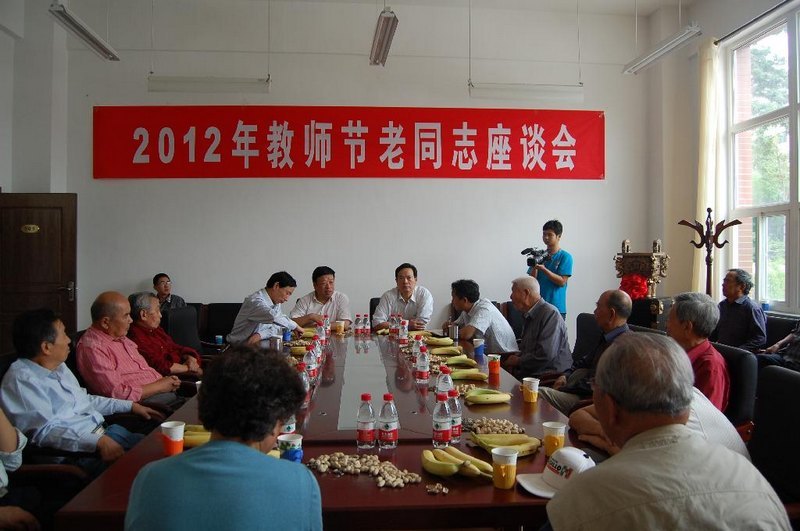 校領導教師節慰問離退休老干部