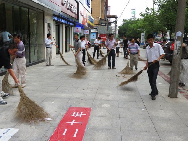 臨床醫學院(附二醫院)職工參加市“萬人潔城”活動