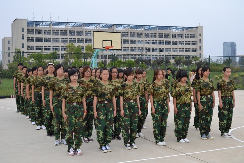 煙臺大學文經學院2012級新生軍訓火熱進行