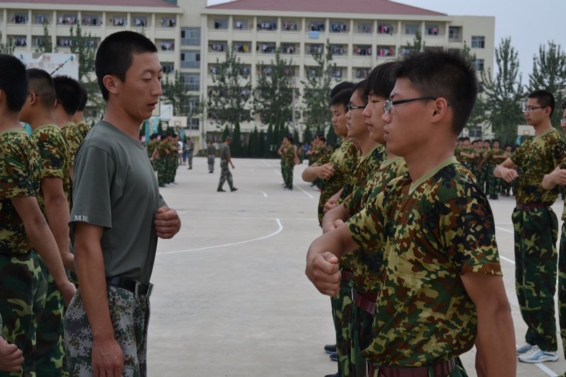 煙臺大學文經學院2012級新生軍訓火熱進行