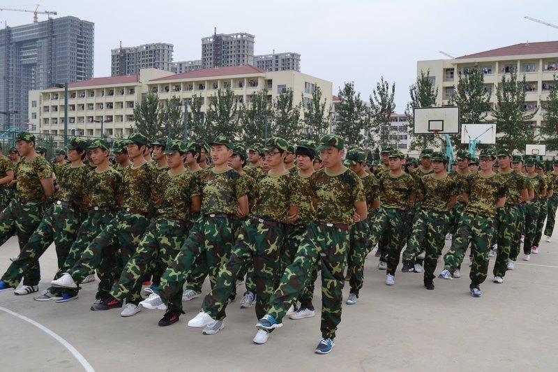 煙臺大學文經學院2012級新生軍訓火熱進行