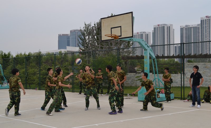 煙臺大學文經學院2012級新生軍訓火熱進行