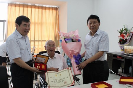 金展鵬院士榮獲“全國創先爭優優秀共產黨員”稱號