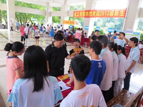 化工學(xué)院全力以赴做好迎新工作