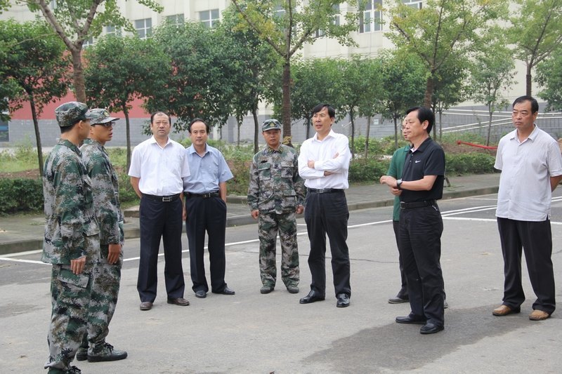 校領導檢查指導新生軍訓工作