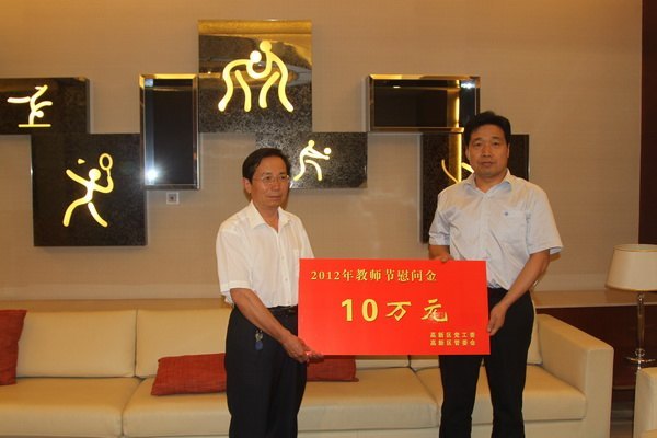 濰坊高新區(qū)管委會領導來校走訪慰問