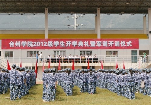 2012級新生開學典禮暨軍訓開訓儀式隆重舉行