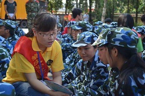 團(tuán)委組織“兩進(jìn)三同”活動 貼心慰問軍訓(xùn)新生