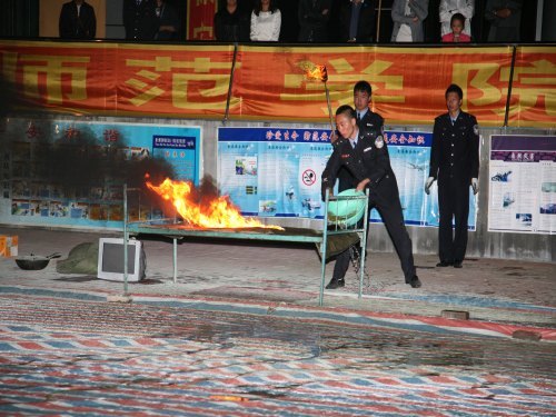 通化師范學院開展2012級新生消防演練活動