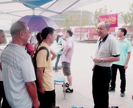 校領導視察迎新工作并看望新生