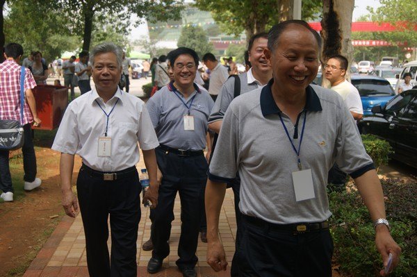 校領導視察迎新工作并看望新生