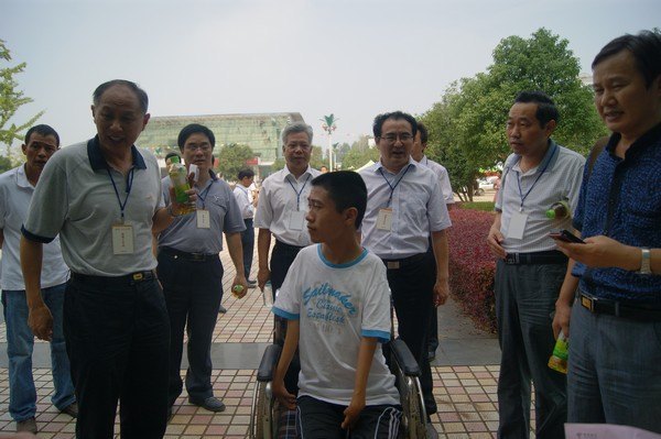 校領導視察迎新工作并看望新生