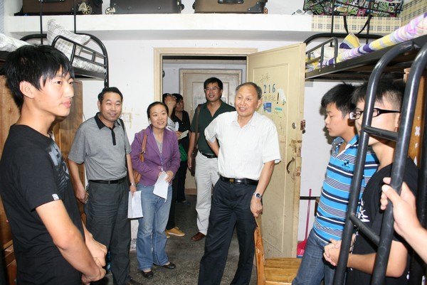 校領導視察迎新工作并看望新生