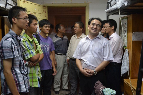 校領導視察迎新工作并看望新生