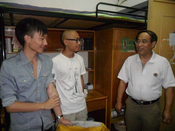 校領導視察迎新工作并看望新生