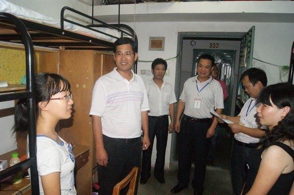 校領導視察迎新工作并看望新生