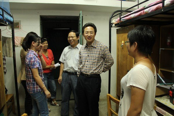 校領導視察迎新工作并看望新生