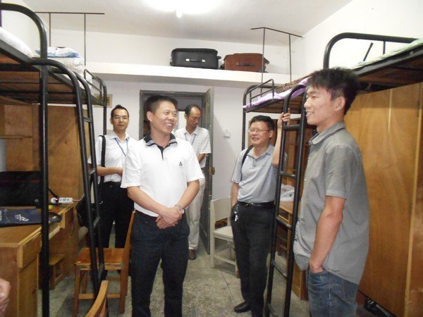 校領導視察迎新工作并看望新生