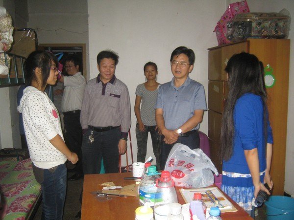 校領導視察迎新工作并看望新生