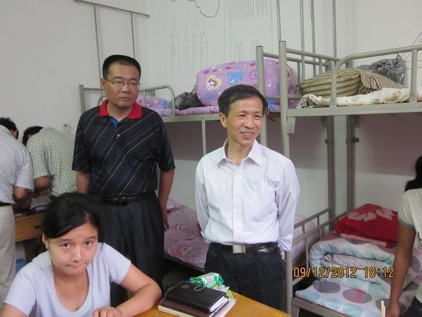 校領導視察迎新工作并看望新生