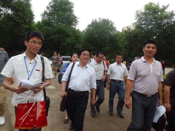 校領導視察迎新工作并看望新生