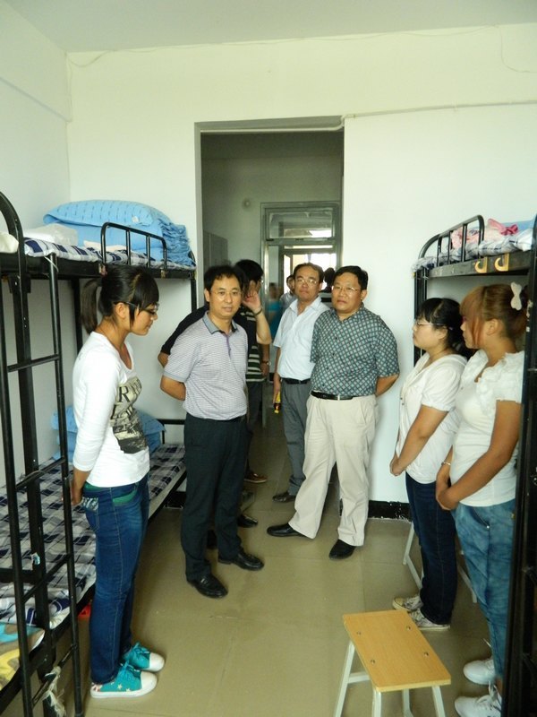 文經學院:領導上陣,為新生舒適入學把關