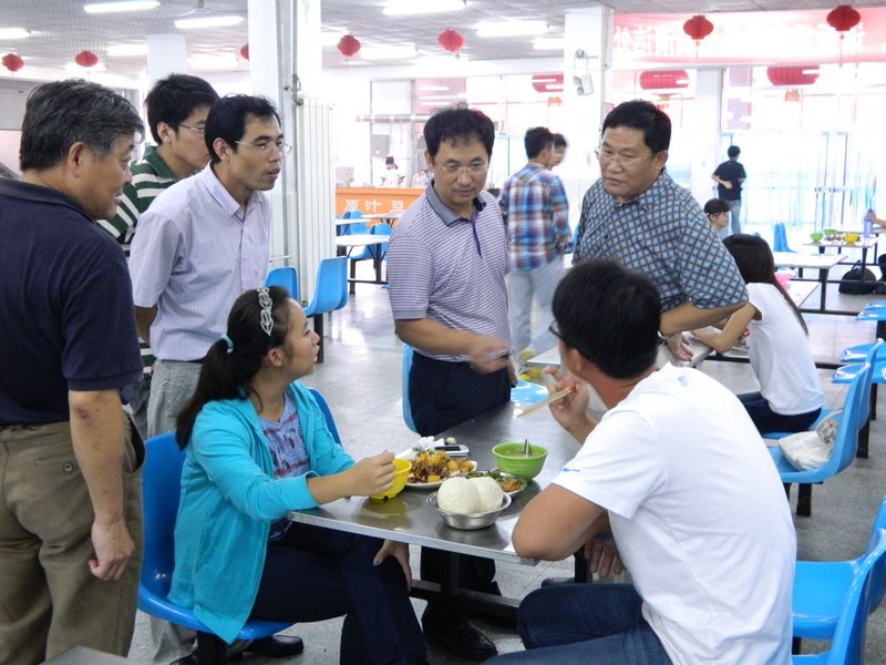 文經學院:領導上陣,為新生舒適入學把關