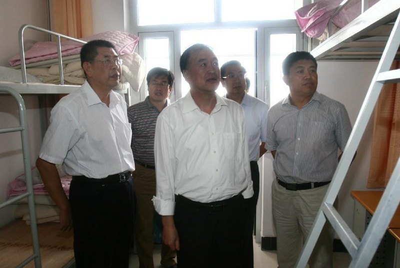 校領導視察校園 檢查指導迎新工作