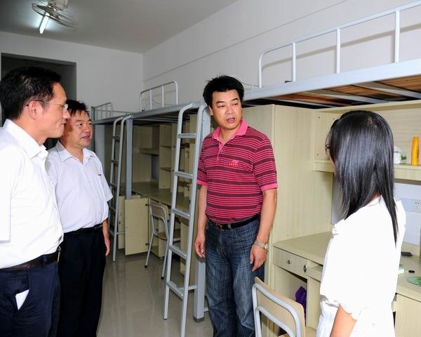 校領(lǐng)導(dǎo)檢查指導(dǎo)迎新準備工作