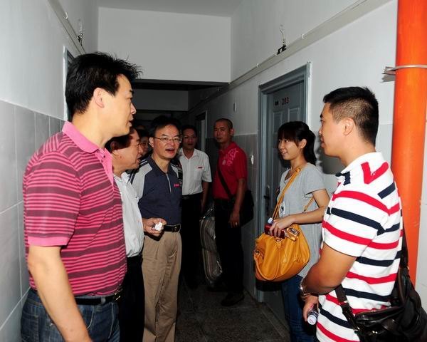 校領(lǐng)導(dǎo)檢查指導(dǎo)迎新準備工作