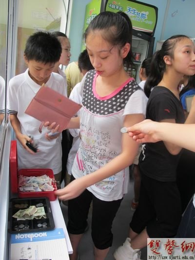 附中:“誠信教育”出新招 開店不設收銀員