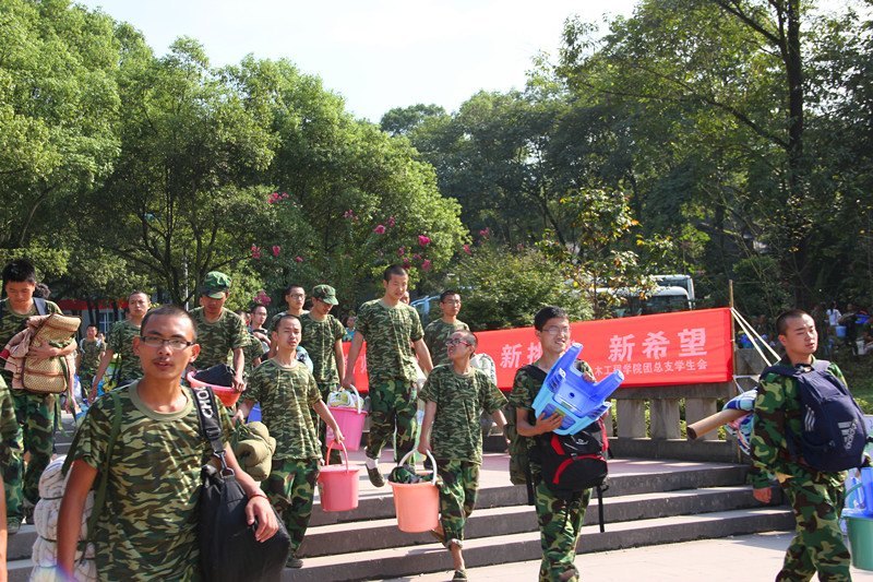 土木喜迎新生軍訓歸來