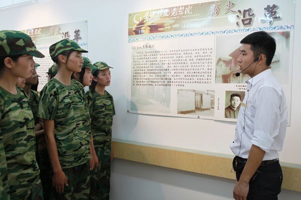 新生參觀校史館  感受百年學府文化底蘊