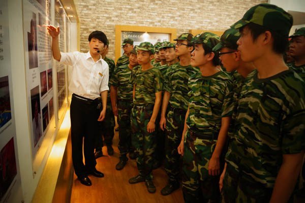 新生參觀校史館  感受百年學府文化底蘊