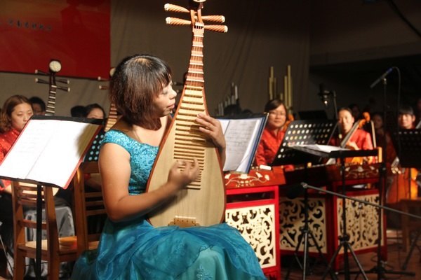 高雅藝術(shù)進(jìn)校園——洛陽師范學(xué)院青年民族樂團(tuán)在許昌學(xué)院舉行專場(chǎng)音樂會(huì)