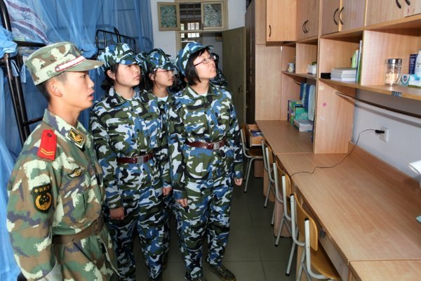 新生軍訓(xùn)剪影