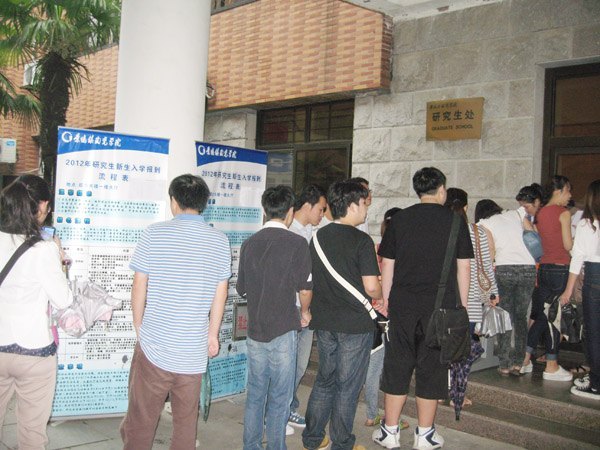 景德鎮陶瓷學院2012級研究生迎新工作有序進行