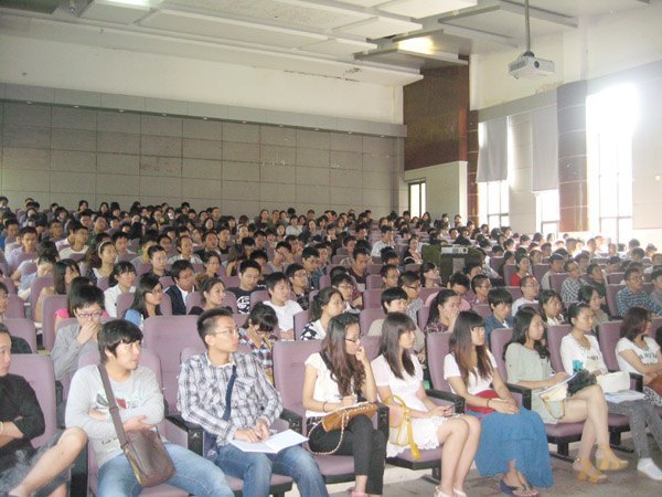 景德鎮陶瓷學院2012級研究生迎新工作有序進行