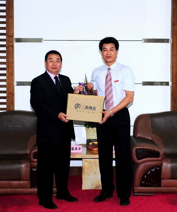 馬國防書記會見梁卓中副校長等臺灣貴賓