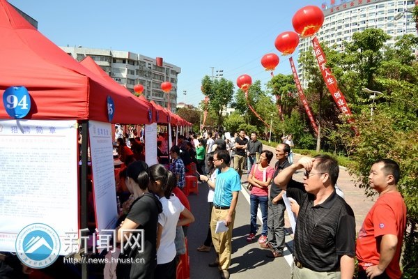 湖南科技大學組織百名2013屆畢業生參加湘潭高新區企業人才專場招聘會